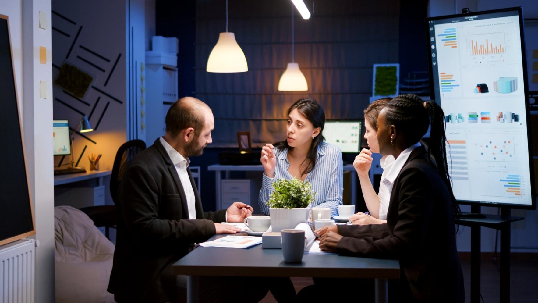 Serverraum mit modernen Monitoring-Systemen