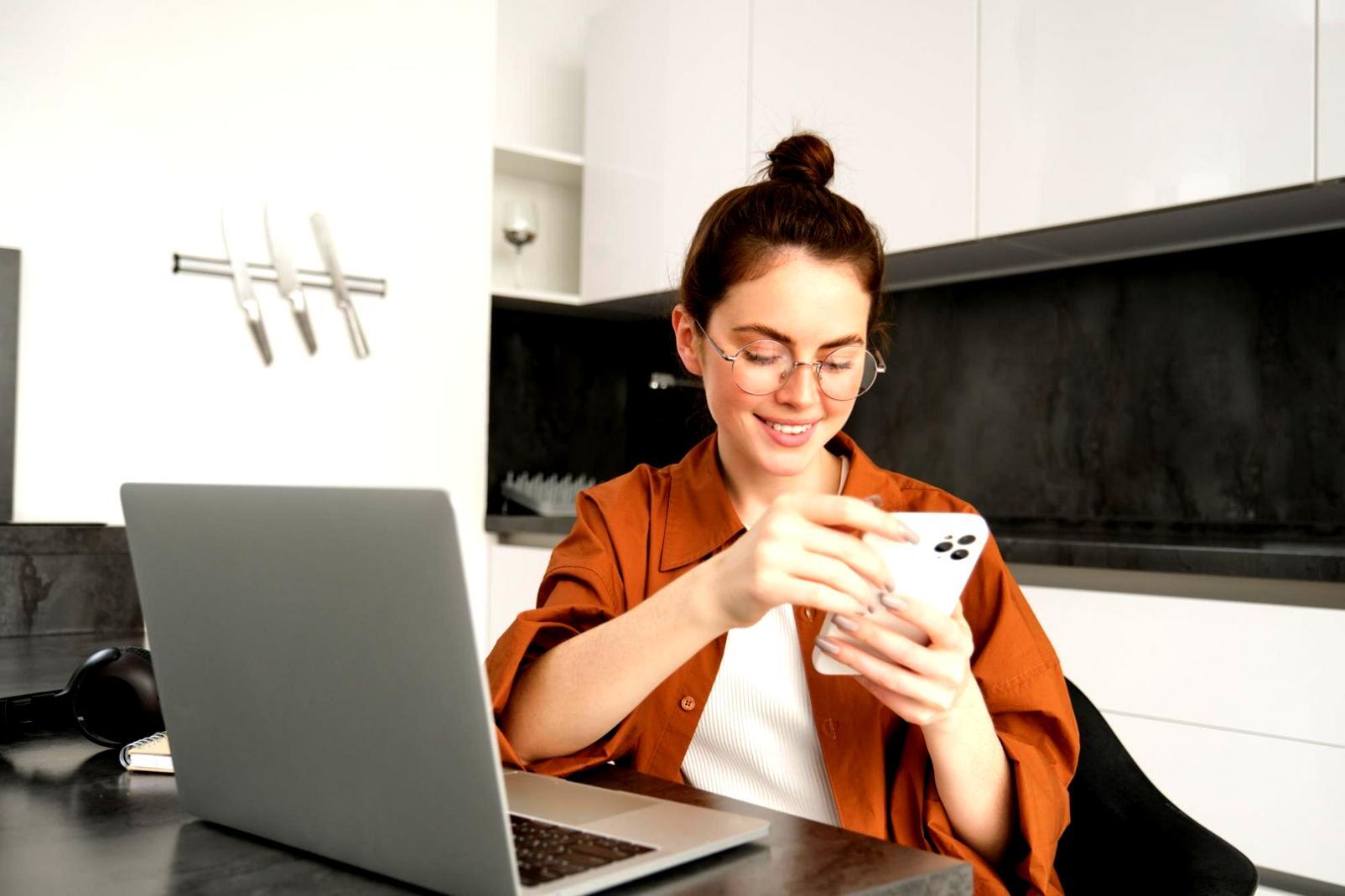 IT-Team bei der Arbeit an Monitoring-Systemen